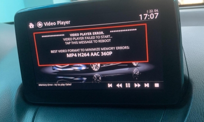 Xem video trên màn hình xe Mazda2 thế nào các bác?