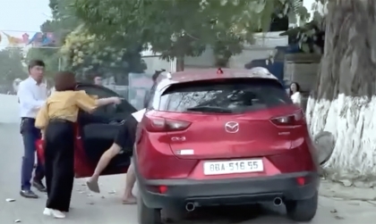 Clip TNGT: Chị Gái - Mất lái, lao Mazda CX-3 lên vỉa hè hạ gục cây hương