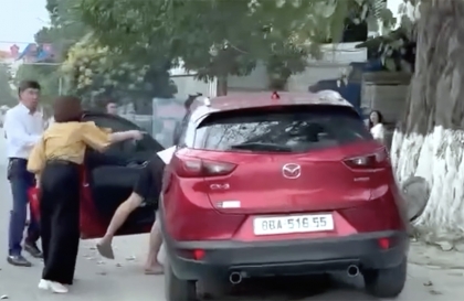 Clip TNGT: Chị Gái - Mất lái, lao Mazda CX-3 lên vỉa hè hạ gục cây hương