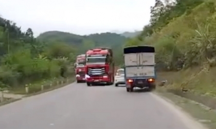 Clip TNGT: Xe tải chấp nhận lao xuống rãnh để tránh đâm vào xe khác do sơ-mi rơ-moóc vượt ẩu