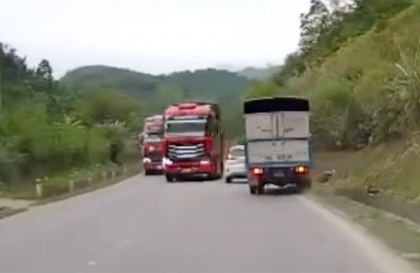 Clip TNGT: Xe tải chấp nhận lao xuống rãnh để tránh đâm vào xe khác do sơ-mi rơ-moóc vượt ẩu