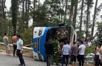 Clip TNGT: Xe khách lật khi đổ đèo Tam Đảo