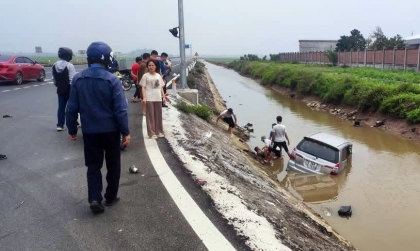 Ảnh TNGT: Toyota Innova lao xuống sông sau khi đâm lật xe cứu thương
