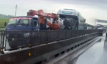 Clip TNGT: Trời mưa trơn trượt và hạn chế tầm nhìn khiến tai nạn liên hoàn trên cao tốc Bắc - Nam