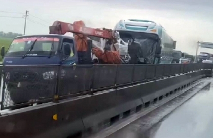 Clip TNGT: Trời mưa trơn trượt và hạn chế tầm nhìn khiến tai nạn liên hoàn trên cao tốc Bắc - Nam