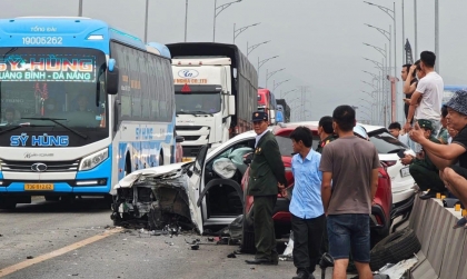Clip TNGT: Howo tự nhiên ăn đòn oan vì Toyota Corolla Cross đâm vào Mazda CX-5