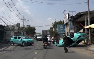 Clip TNGT: MG5 lật ngửa sau khi đối đầu VinFast VF 5