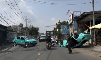 Clip TNGT: MG5 lật ngửa sau khi đối đầu VinFast VF 5