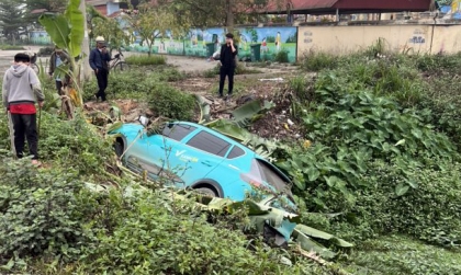 Ảnh TNGT: Mất lái nghi buồn ngủ, tài xế VinFast VF e34 lao thẳng xuống ao