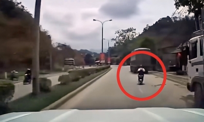 Clip TNGT: Cảnh báo nguy cơ gặp tai nạn với học sinh khi tham gia giao thông do dùng điện thoại