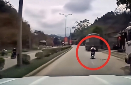 Clip TNGT: Cảnh báo nguy cơ gặp tai nạn với học sinh khi tham gia giao thông do dùng điện thoại