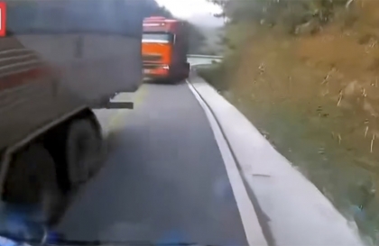 Clip: Camera trong buồng lái ghi lại tình huống tài xế xe tải bất lực không thể làm gì khi đâm vào xe khác