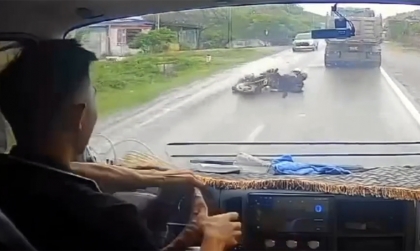 Clip TNGT: Phản xạ thần sầu cứu tài xế xe tải một kiếp nạn