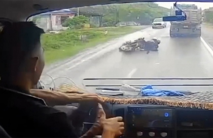 Clip TNGT: Phản xạ thần sầu cứu tài xế xe tải một kiếp nạn
