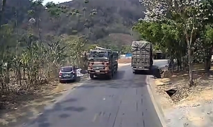 Clip TNGT: Vượt ẩu ở khúc cua, tài xế Santa Fe ấn nút tự huỷ vào đống gạch