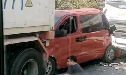 Clip TNGT: Xe con biến dạng không nhận ra hình hài vì bị hai công-ten-nơ kẹp cứng