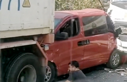 Clip TNGT: Xe con biến dạng không nhận ra hình hài vì bị hai công-ten-nơ kẹp cứng