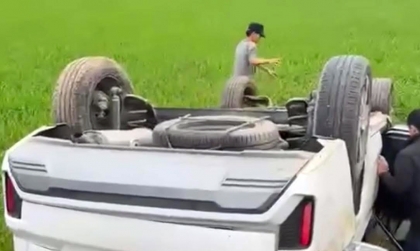 Clip TNGT: Tài xế Mitsubishi Xpander làm việc khó, lật ngửa xe giữa ruộng nằm phơi nắng