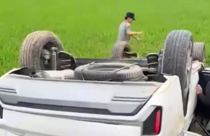 Clip TNGT: Tài xế Mitsubishi Xpander làm việc khó, lật ngửa xe giữa ruộng nằm phơi nắng