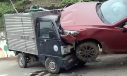 Clip TNGT: Mazda CX-5 lao từ trên cao, cắm phập vào cabin xe tải đỗ dưới chân đê