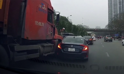 Clip TNGT: Honda Civic đen quá đen vì chuyển làn đúng điểm mù xe tải