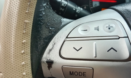 Vô lăng Corolla Altis bị bong da thì phải xử lý sao?