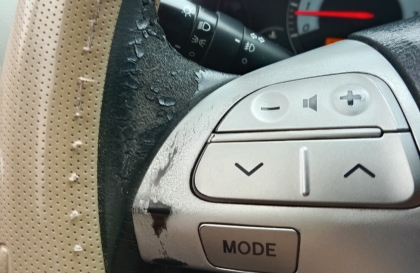 Vô lăng Corolla Altis bị bong da thì phải xử lý sao?