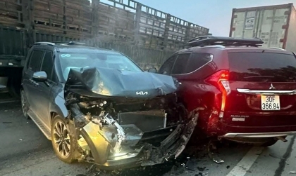 Clip: Xe tải lật ngang cao tốc Nội Bài - Lào Cai khiến nhiều xe khác gặp tai nạn liên hoàn