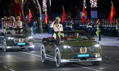 VinFast VF 9 mui trần dẫn đoàn diễu hành kỷ niệm ngày 30/4 có gì đặc biệt?