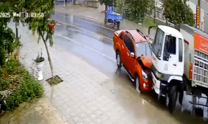 Clip TNGT: Tai nạn KHÔNG ĐÂU VÀO ĐÂU chỉ vì trời mưa và không làm chủ tốc độ