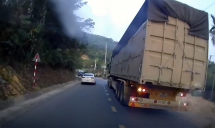 Clip: Những điểm 10 cho các bác rơ-moóc, Howo chạy đường đèo