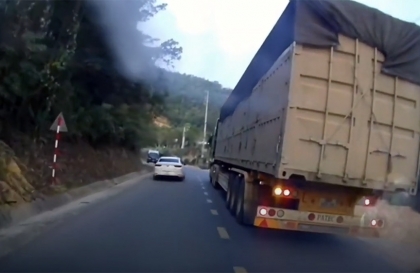 Clip: Những điểm 10 cho các bác rơ-moóc, Howo chạy đường đèo