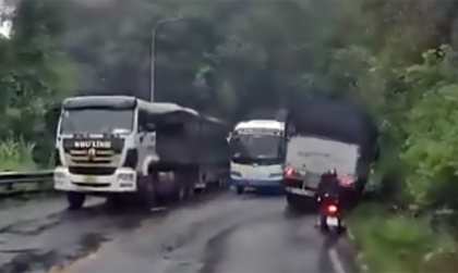 Clip TNGT: Tài xế xe tải chấp nhận lao xe xuống rãnh để tránh xe khách vượt ẩu