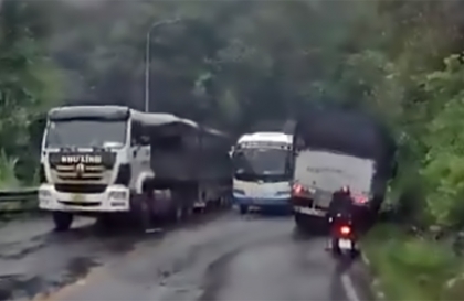 Clip TNGT: Tài xế xe tải chấp nhận lao xe xuống rãnh để tránh xe khách vượt ẩu