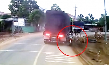 Clip TNGT: Hút chết khi cố vượt công-ten-nơ đang vào cua