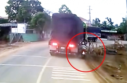 Clip TNGT: Hút chết khi cố vượt công-ten-nơ đang vào cua