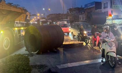 Clip TNGT: Công-ten-nơ phanh gấp khiến cuộn theo gần 30 tấn văng xuống đường