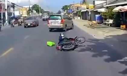 Clip TNGT: Phóng ra từ trong ngõ, người phụ nữ khiến ô tô không cách nào khác, là đâm