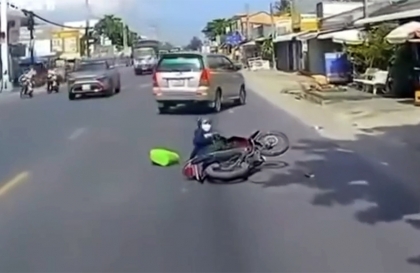 Clip TNGT: Phóng ra từ trong ngõ, người phụ nữ khiến ô tô không cách nào khác, là đâm