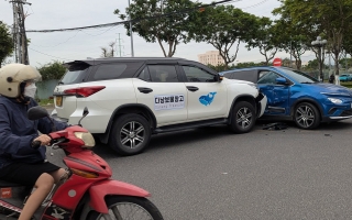 Ảnh TNGT: Toyota Fortuner đâm bung túi khí VinFast VF e34