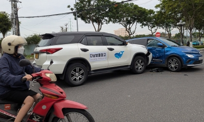 Ảnh TNGT: Toyota Fortuner đâm bung túi khí VinFast VF e34