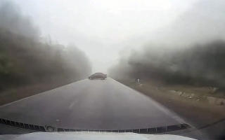 Clip TNGT: Đường đèo sương mù và trơn trượt, Hyundai Grand i10 nhẹ chân cũng đã làm xiếc