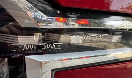 Làm sao tẩy được vết dán tem trên đèn xe Xpander?