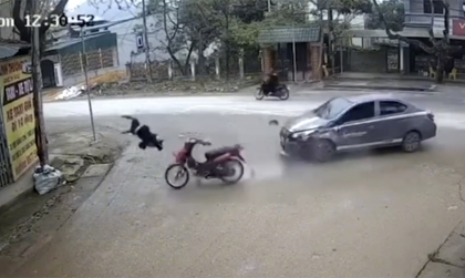 Clip TNGT: Kinh hoàng báo thủ phóng tốc độ cao, đâm vào ô tô, bay dính vào tường