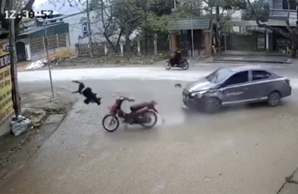 Clip TNGT: Kinh hoàng báo thủ phóng tốc độ cao, đâm vào ô tô, bay dính vào tường