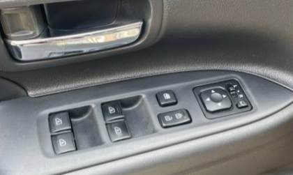 Làm sao xử lý xe Outlander bị hư nút lênh kính ghế tài?