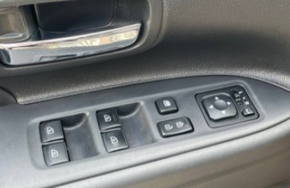 Làm sao xử lý xe Outlander bị hư nút lênh kính ghế tài?