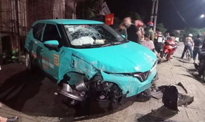 Ảnh TNGT: Túi khí làm việc tốt khi VinFast VF 5 đâm đổ tường nhà dân