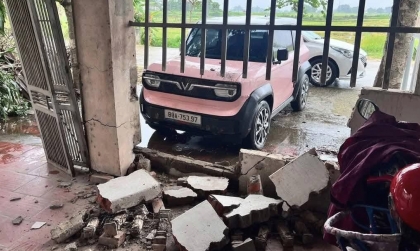 Ảnh TNGT: Không làm chủ tốc độ, VinFast VF 3 húc đổ tường rào nhà dân