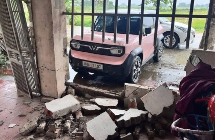 Ảnh TNGT: Không làm chủ tốc độ, VinFast VF 3 húc đổ tương rào nhà dân